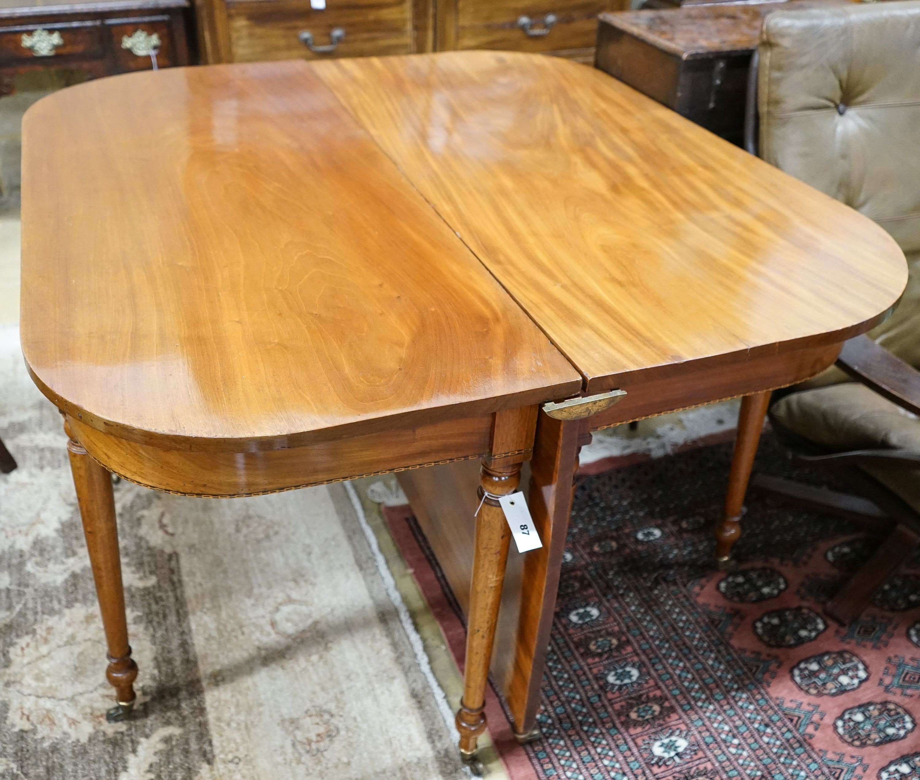 A Regency mahogany drop leaf extending dining table, closed 114cm, width 127cm, height 76cm